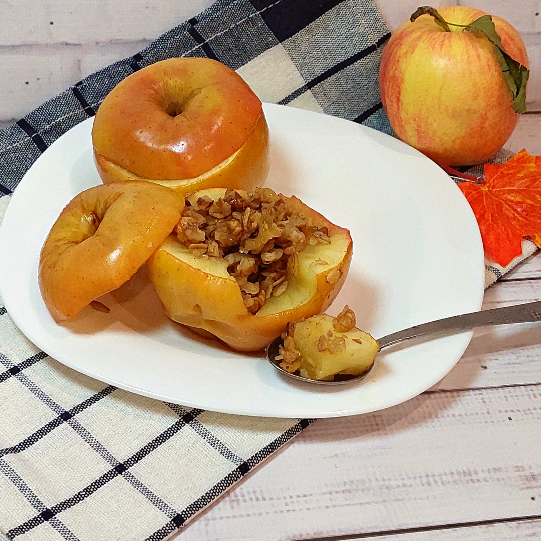 Она добавляла орешки в яблоко. А я с удовольствием это всё уплетала!..