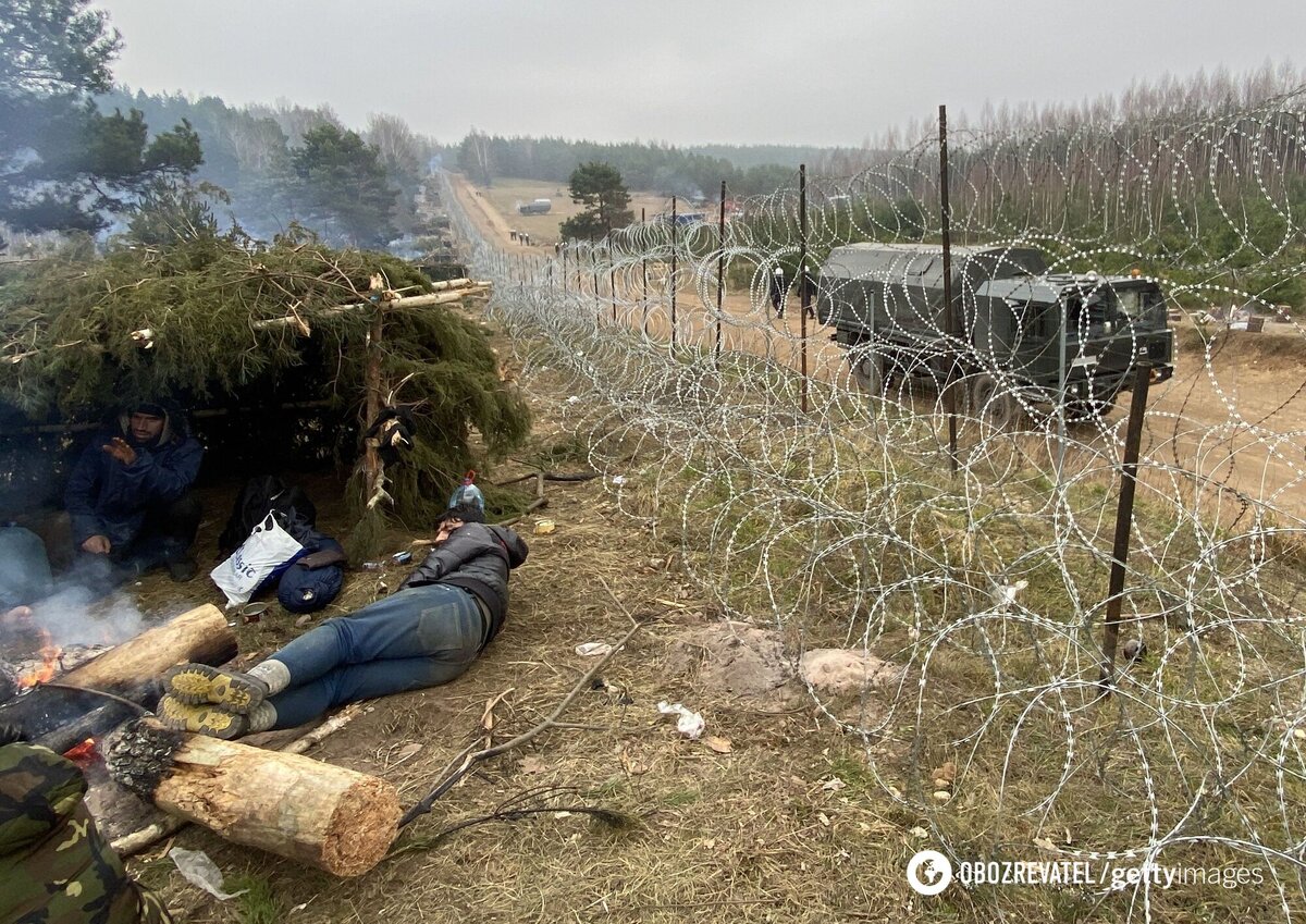 Импровизированный лагерь беженцев у ощетинившейся польской границы. Фото с сайта OBOZRRVATEL 