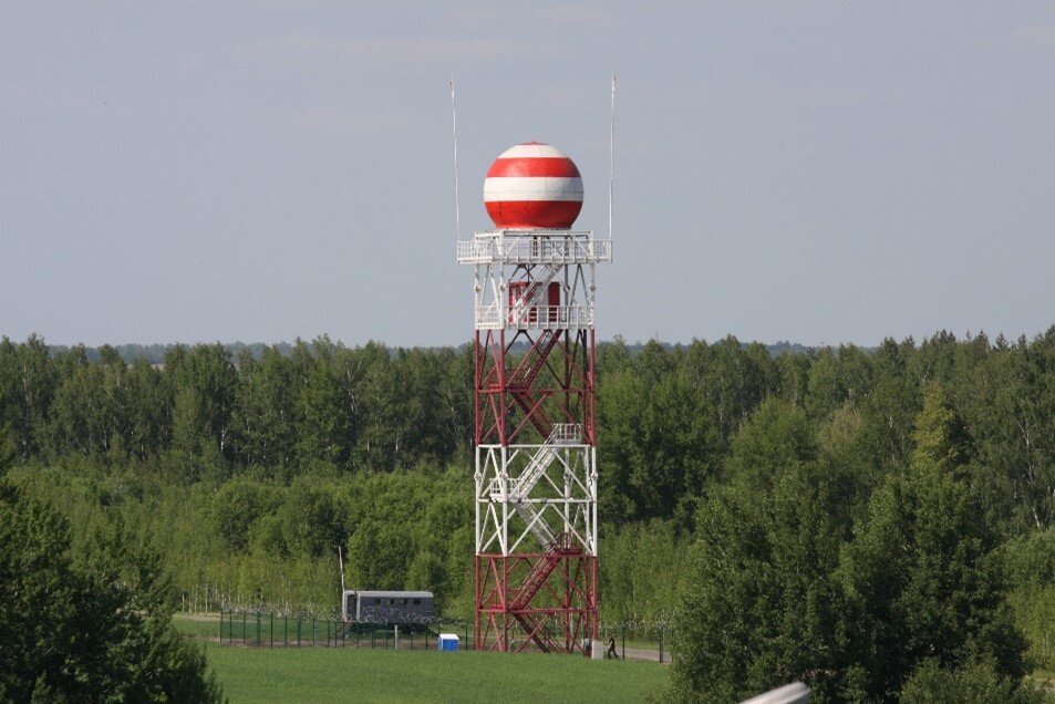 Так выглядит метеорологический радиолокатор.  Источник: https://lemz.ru/%D0%B4%D0%BC%D1%80%D0%BB-%D1%81/ 