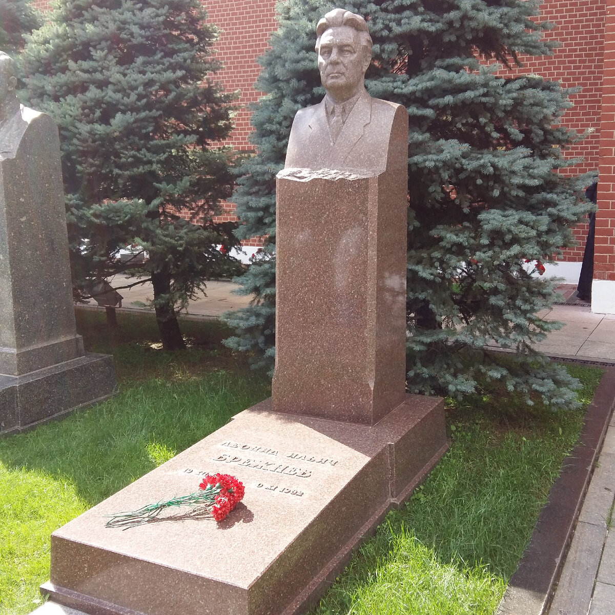 Могила Л.И. Брежнева на Красной площади. Янис с умилением вспоминает эпоху застоя: "Как классно мы тогда жили!" Фото автора