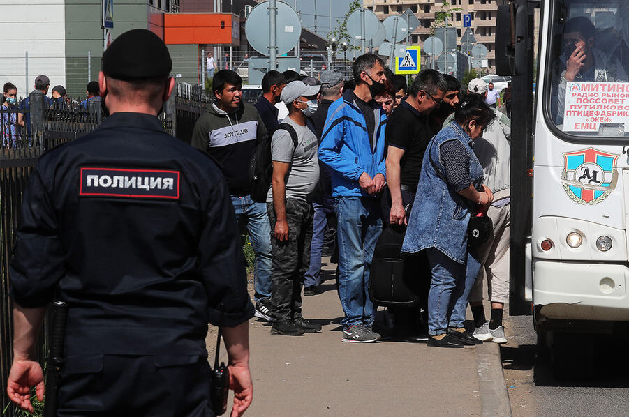 Запрет выезда мигранта. Мигранты в России. Мигранты и полиция. Мигранты в Москве.