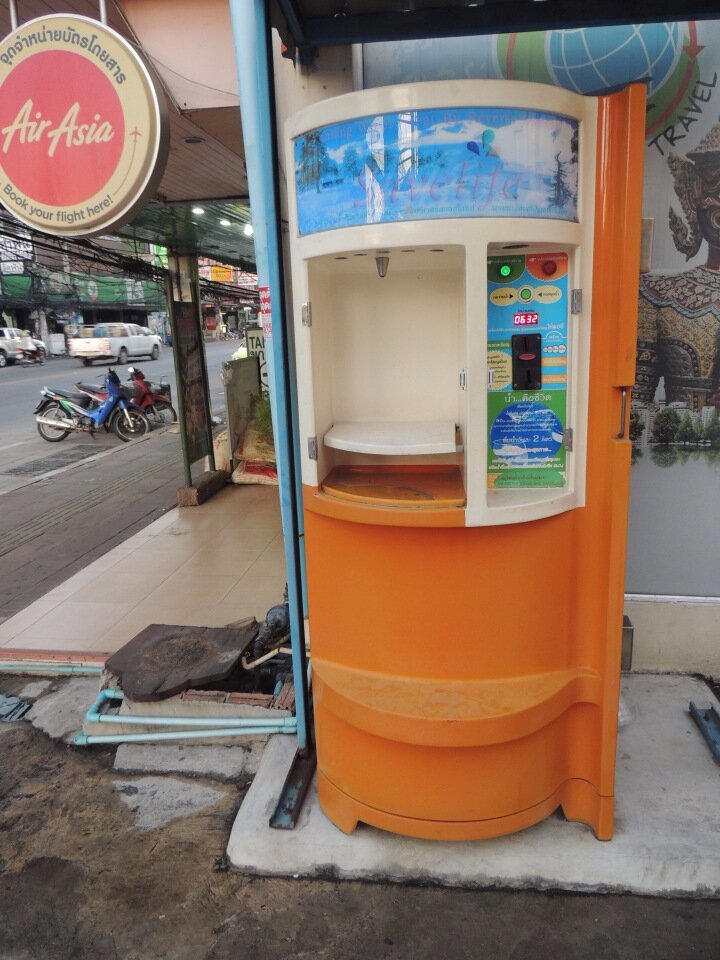 Автомат, продающий фильтрованную воду. Паттайя, Тайланд.