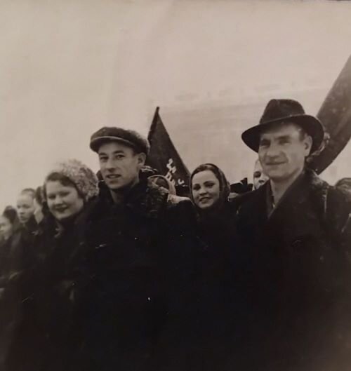 Ноябрьская демонстрация в СССР, 60-е годы. Справа - мой молодой отец.
