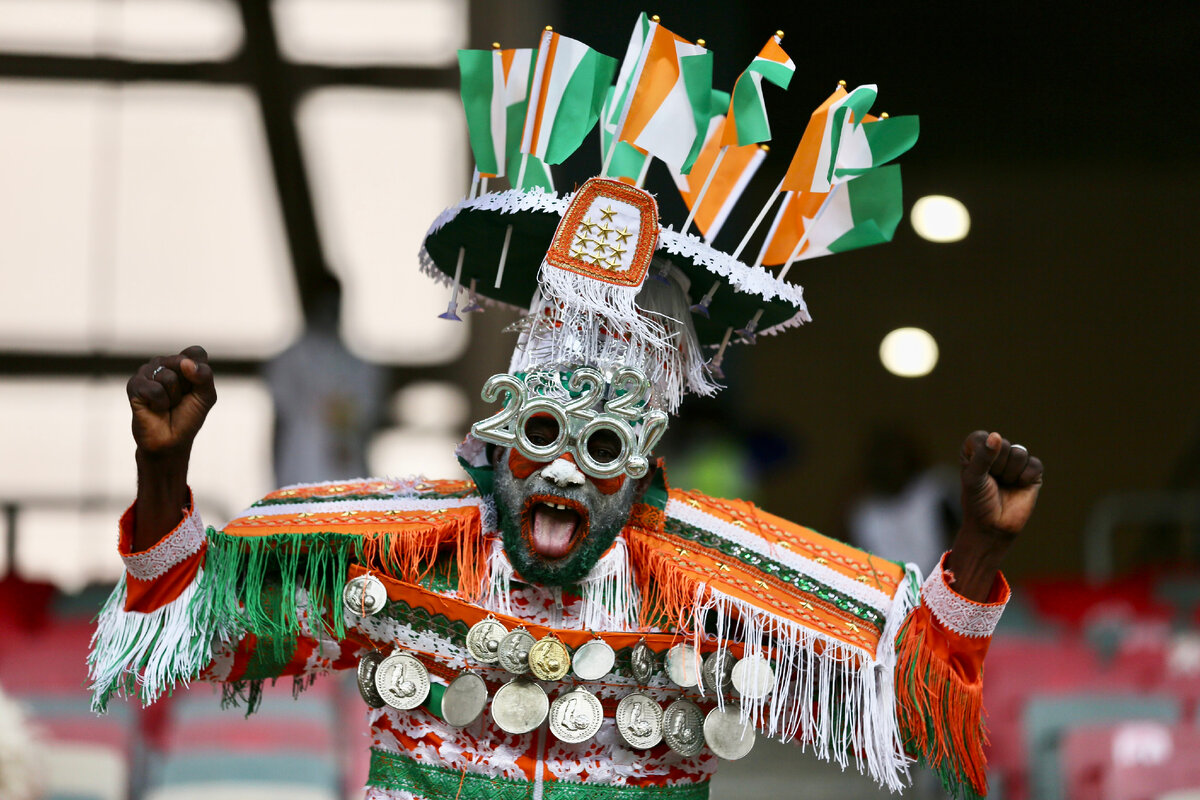 Болельщик Кот-д"Ивуара с "генеральскими погонами".  