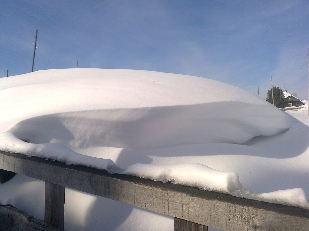 СУГРОБ НОЧНОЙ ВЫШЕ МЕТРОВОЙ КАЛИТКИ НАМЕЛО