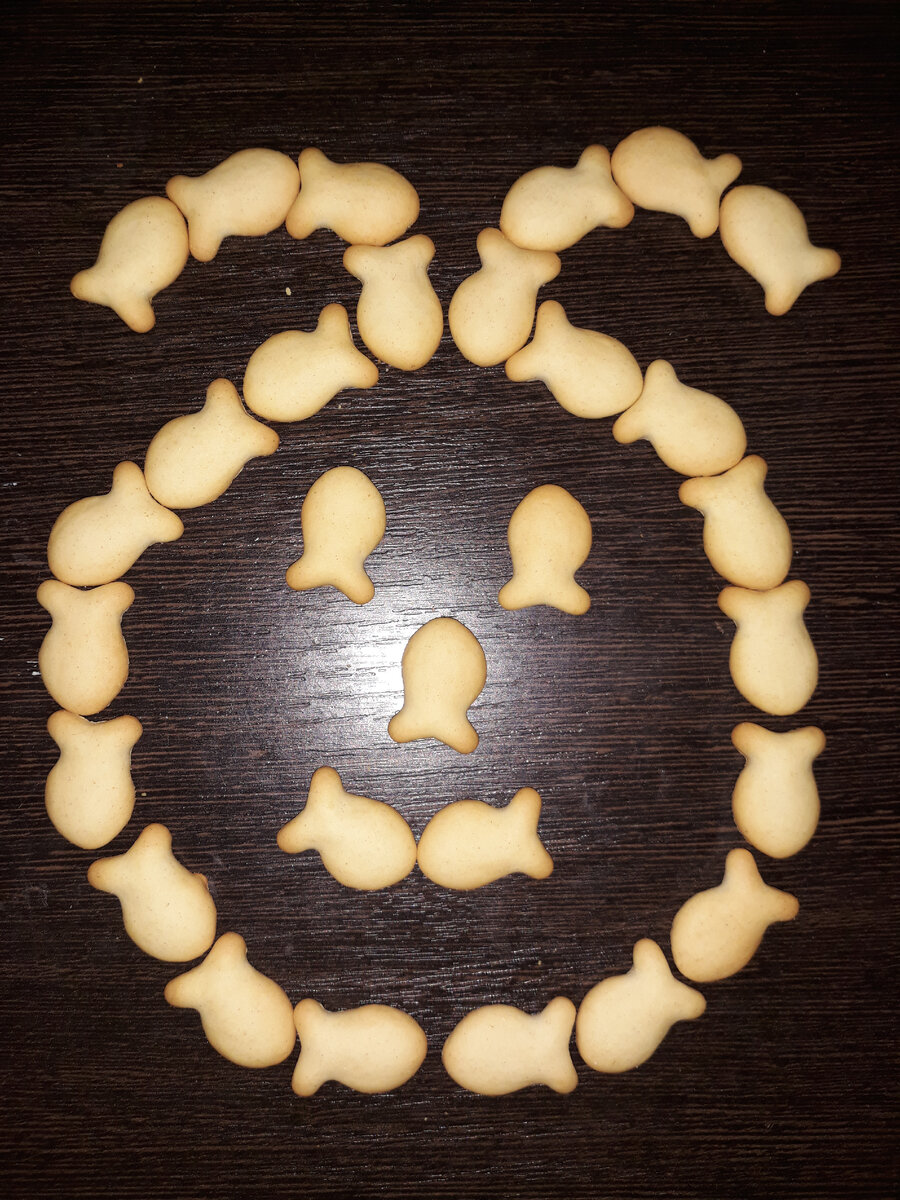 Старший сын не умеет просто что-то есть :) Он сперва создает нетленные полотна, а потом их поедает 😁