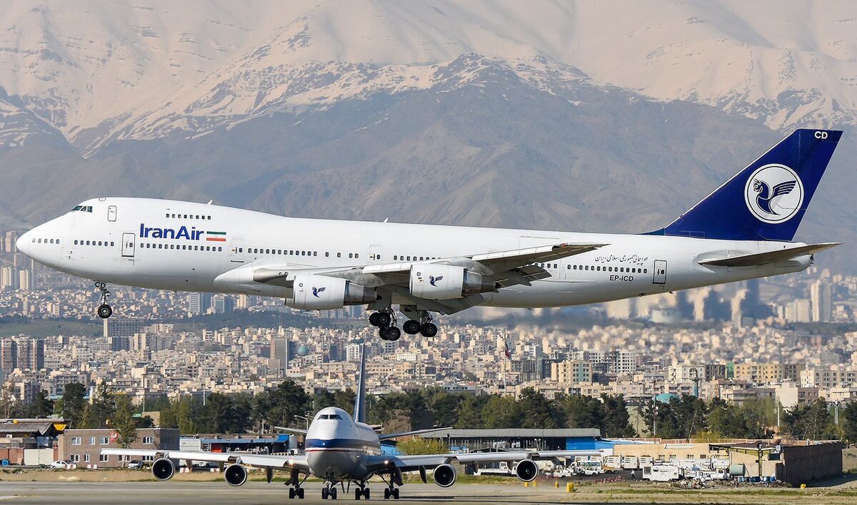 747. Только не смейтесь. Именно этому борту уже 44 года