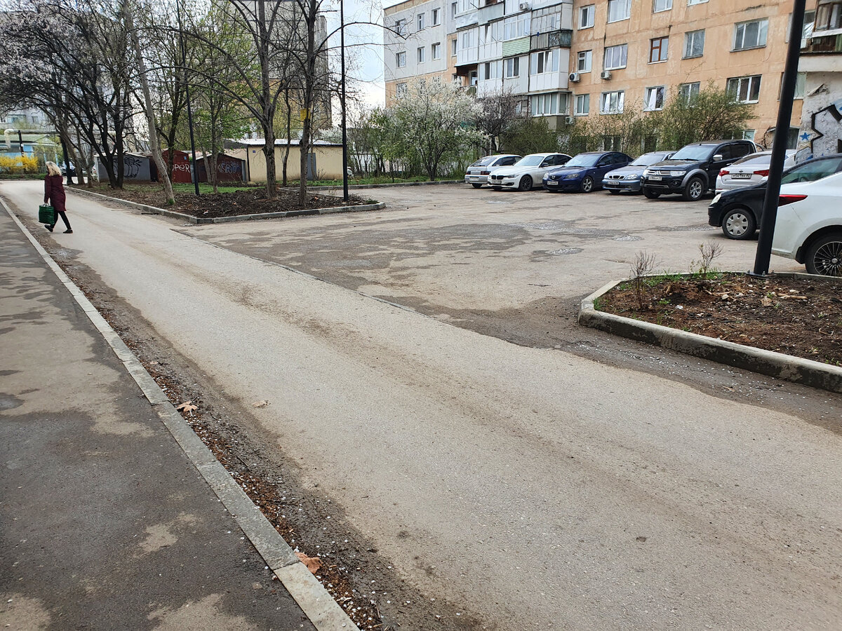 Новый асфальт и парковка. Раньше парковались просто на газоне среди деревьев. 