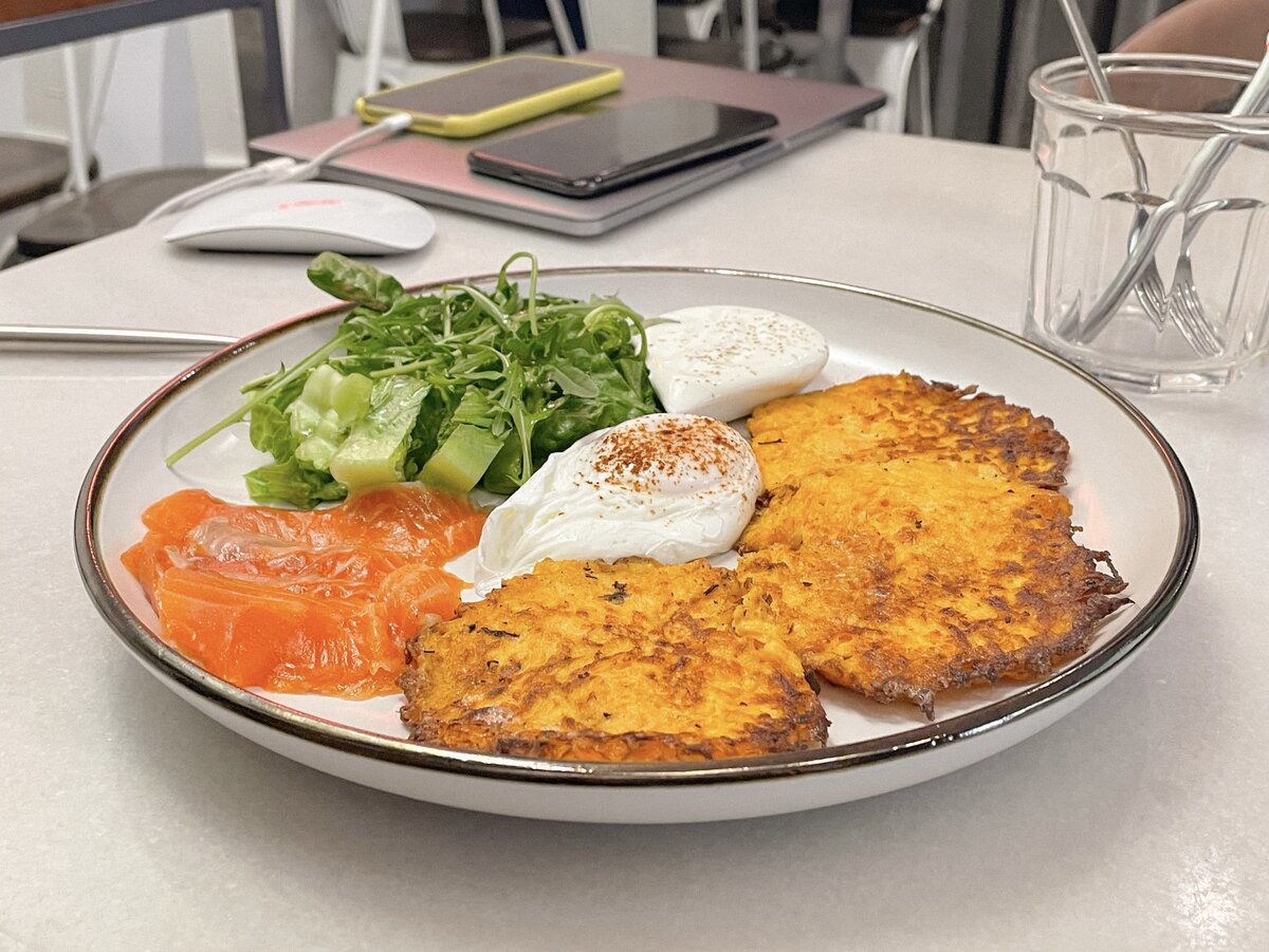 Любимые драники из моркови и тыквы с лососем, яйцом пашот и миксом салата