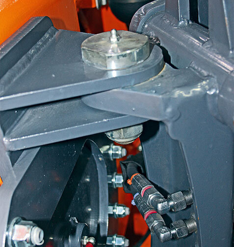 Для поворота отвала в двух плоскостях предусмотрены массивные шарниры