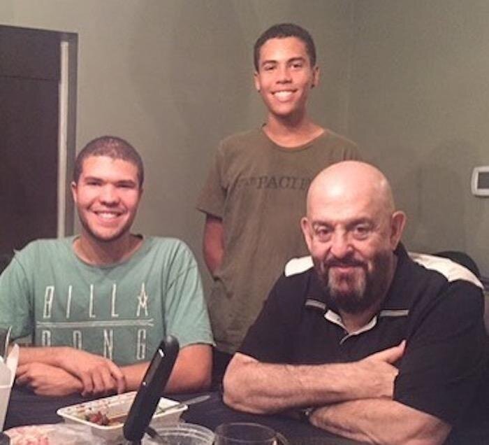 Михаил Шуфутинский с внуками Дмитрием и Ноем (в середине)