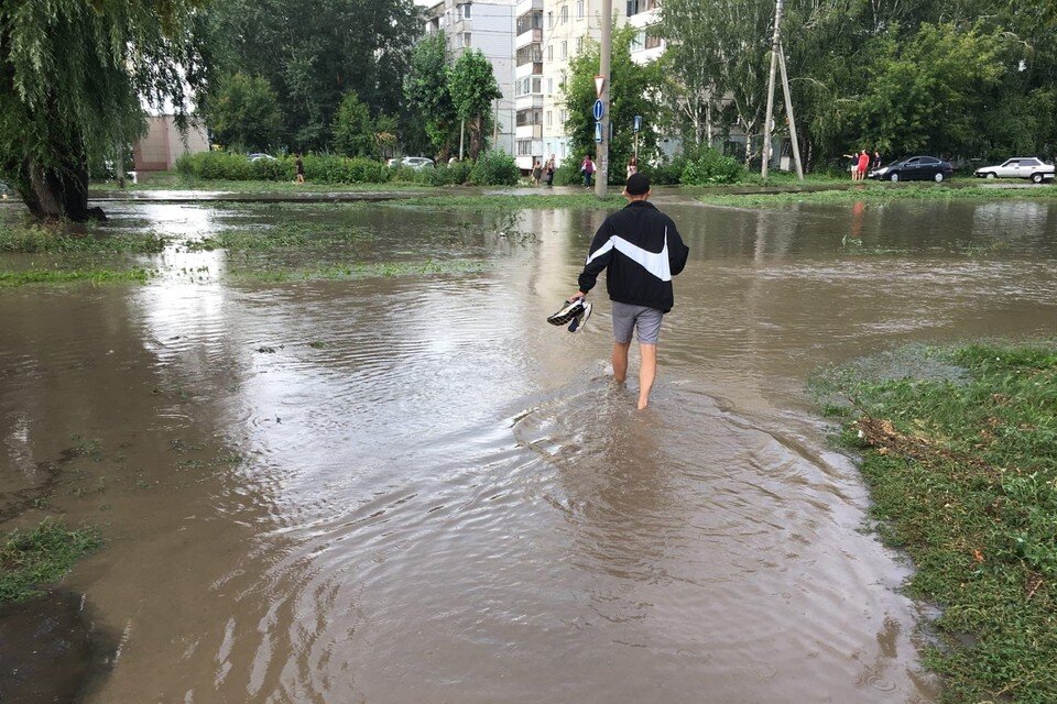     Ливень в Барнауле 30 июля 2022. Фото: Илья Ходжиматов