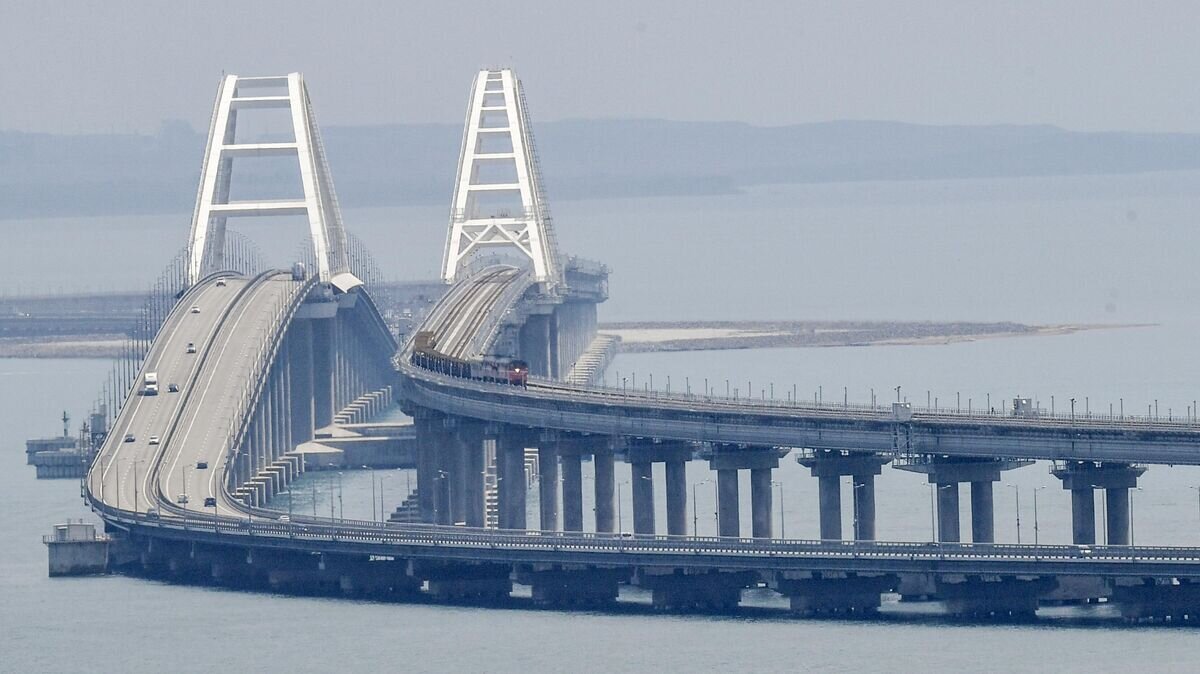    Запуск движения грузовых поездов по Крымскому мосту© РИА Новости / Константин Михальчевский