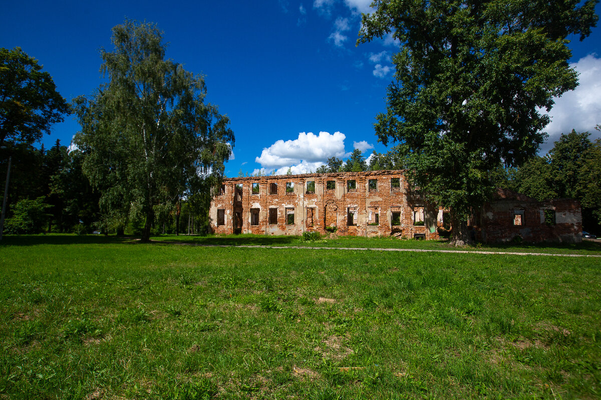Руины главного дома усадьбы Демьяново. Московская область, Городской округ Клин. Фото автора статьи