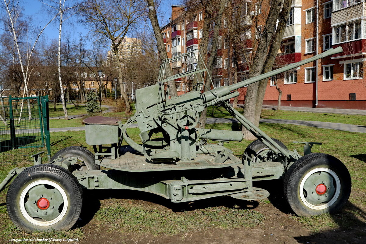 Боевая масса 2830 кг; эффективная дальность: по высоте 2500 м, по горизонту 3500 м, баллистическая 8500 м; темп стрельбы 320-360 выстр/мин; масса снаряда 0,73 кг; расчет 6-9 чел.