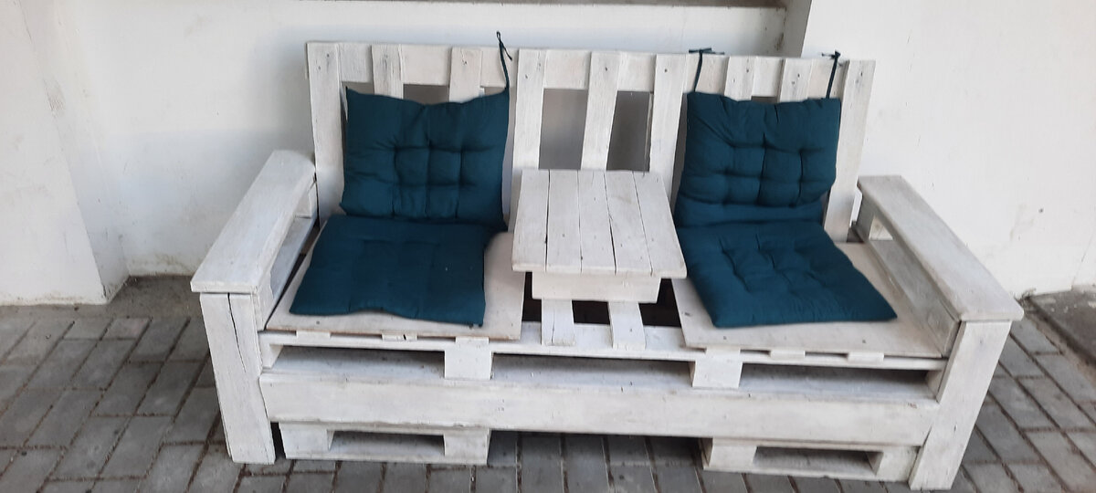 Диван на два места со столиком.Фото 1