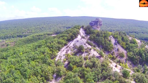 Снял с дрона живописные скалы в Крыму: Курбан-Кая (Жертвенная скала) и Пугу-Кая (Совиная скала).