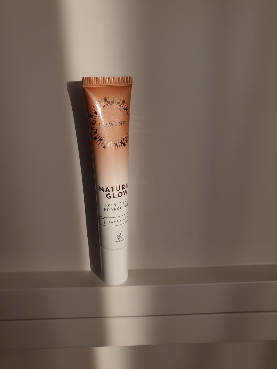 Жидкий крем-хайлайтер, который придает лицу сияние. Покупала на WB по цене 600 руб. 