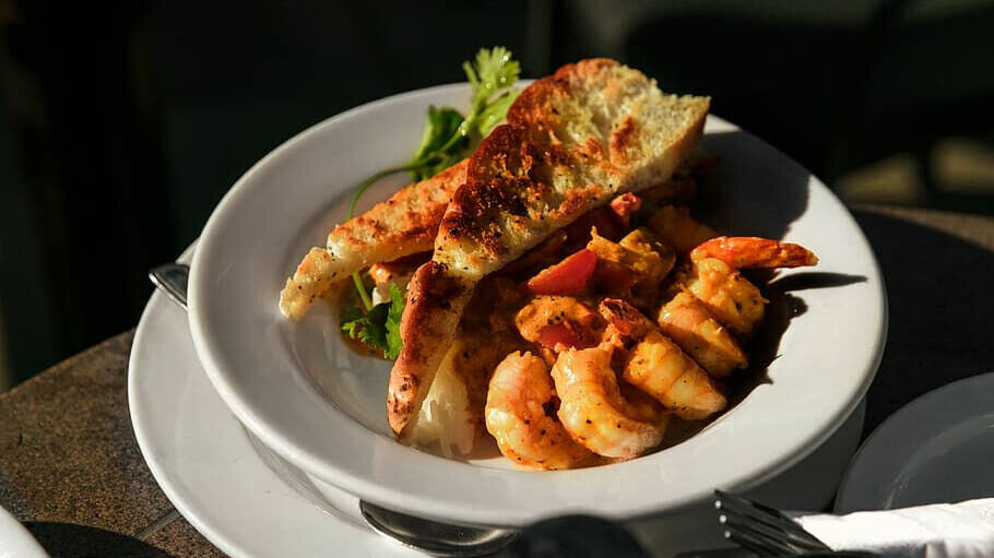     Диетолог Лидия Ионова объяснила, как важно питаться сбалансированно, чтобы организм получал все необходимые вещества.