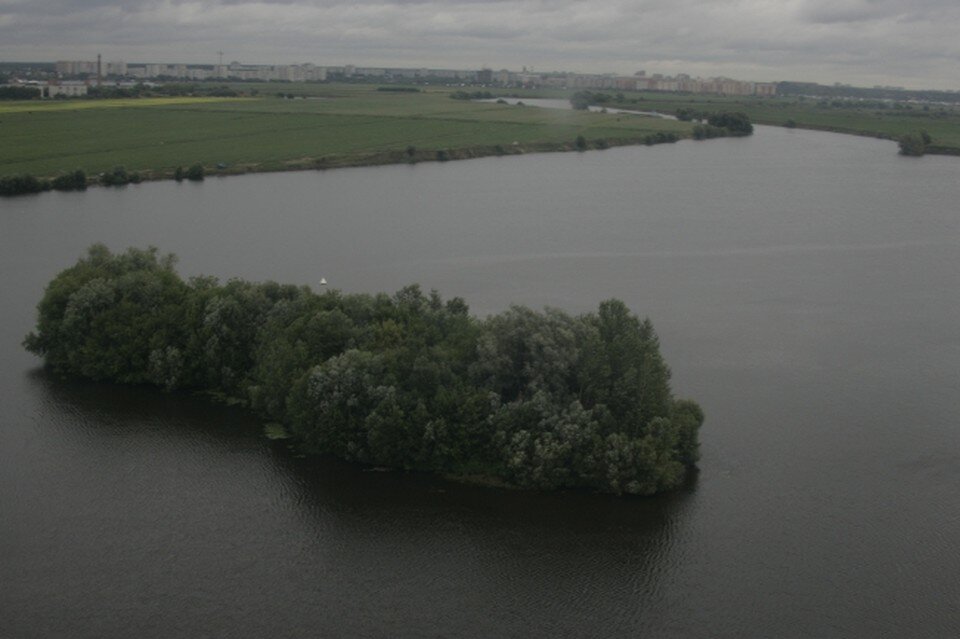     Пляж, где купались ребята, хоть был и ухоженным, но все равно - не официальным. Анатолий ЖДАНОВ