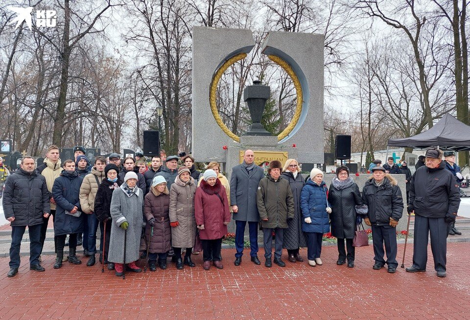     Историческое фото: блокадники, руководители области и города, учащиеся.
