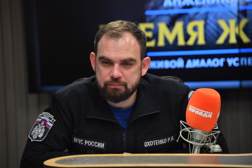    Официальный представитель МЧС России Роман Охотенко Владимир ВЕЛЕНГУРИН