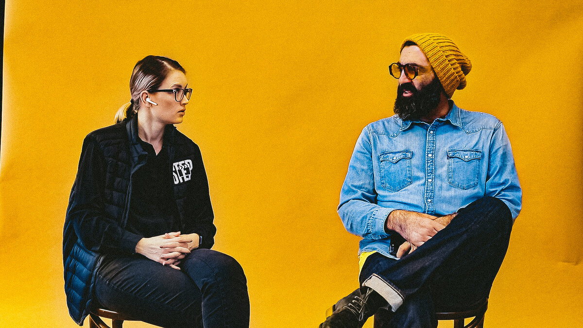 Фотограф Эмиль Докторян (справа) и Елена Прекрасная STEP - выпускающий режиссёр эфира обсуждают детали предстоящей трансляции