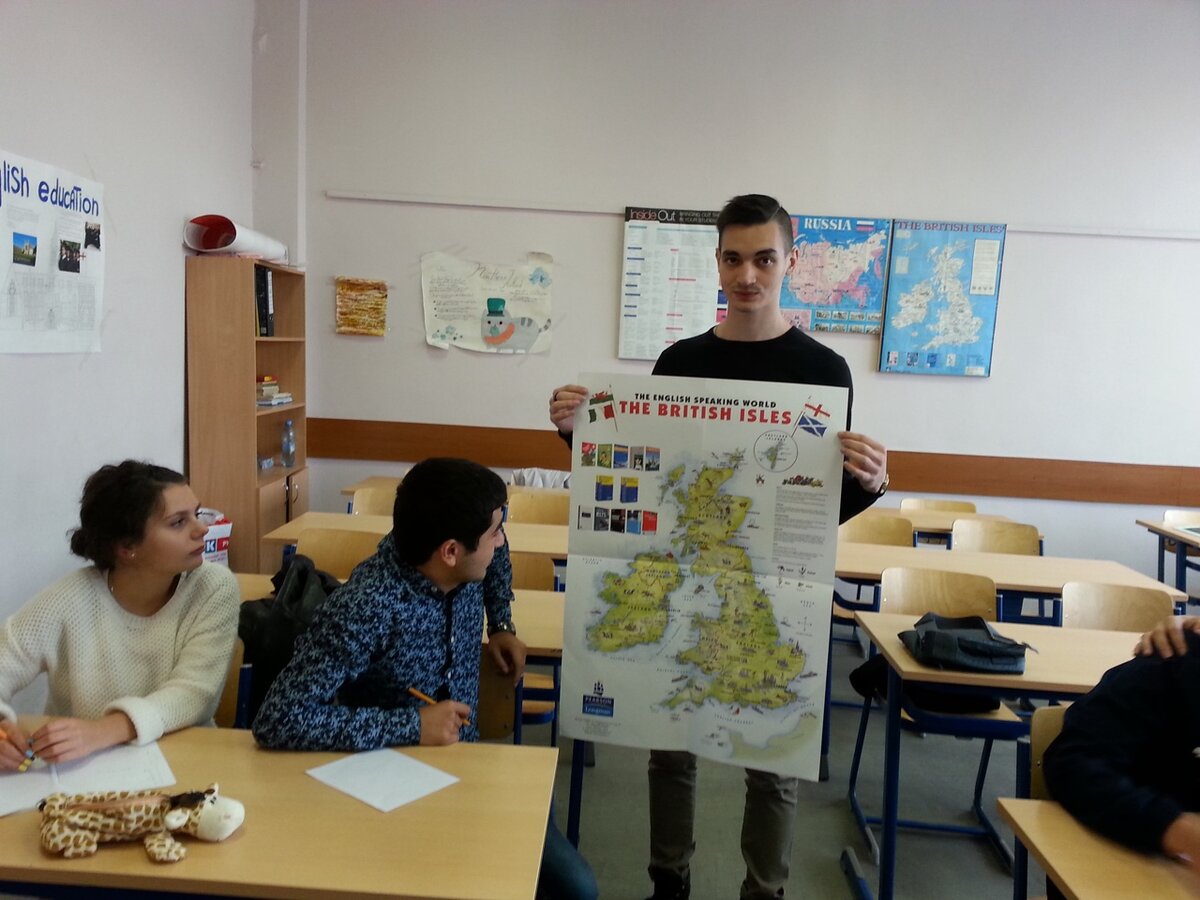 Вадим, который интересовался, есть ли смысл вообще что-то писать на листочках, держит карту Британских островов.