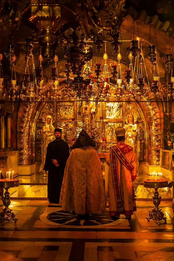 Человек со свечного завода сказал своему сыну: "У нас здесь много энергии, у нас есть оборудование для производства свечей. Мы ее не используем. Если ты поедешь в город и соберешь 14 рублей, мы сможем купить керосин для наших ламп, отопления и стирки".