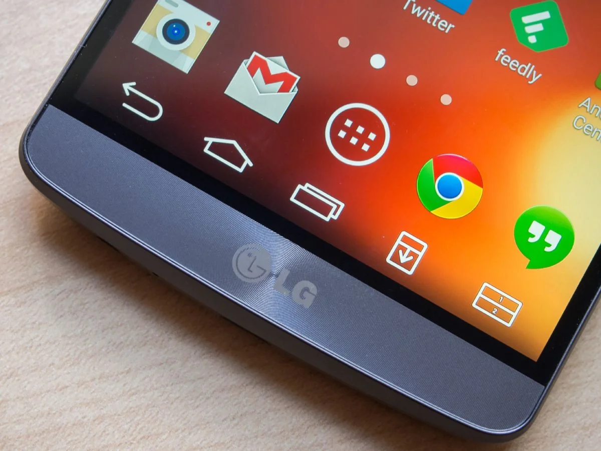 На фотографии LG G3, который в дополнение к имеющимся четырём кнопкам получил ещё и пятую для разделения экрана. Естественно, их можно было расположить так, как вам удобно