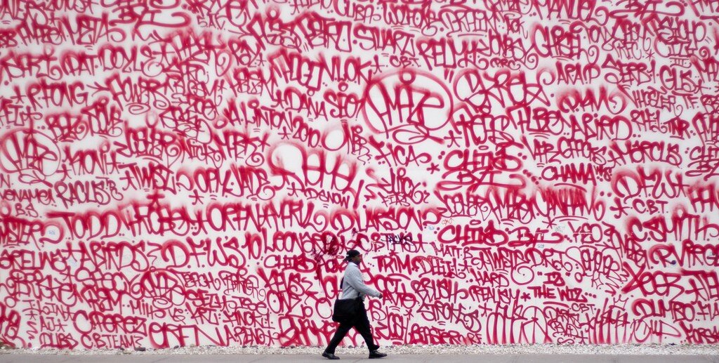 Теги на стенах