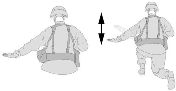 Слева: опуститься на колено (в походном режиме). Справа: лечь (изображение из открытых источников)