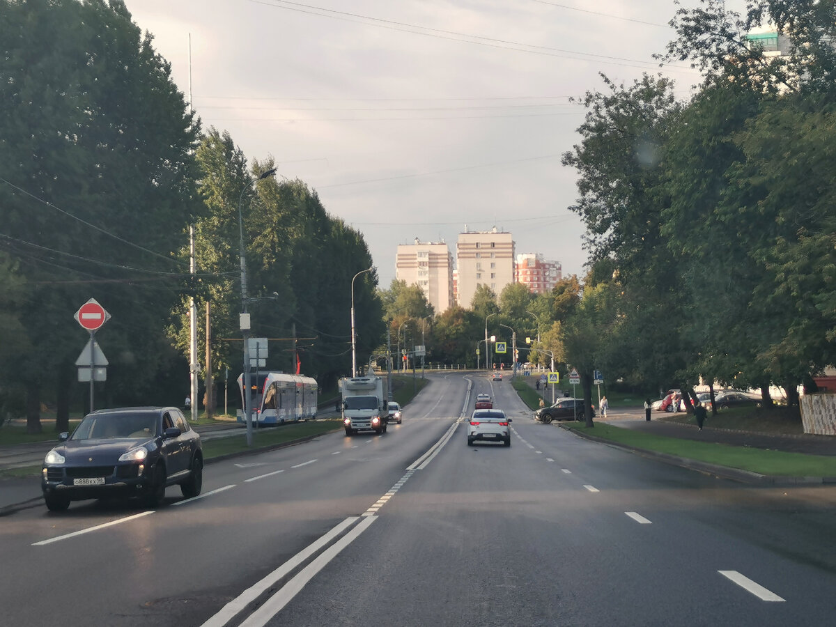 Живописная улица. Вид со стороны проспекта Маршала Жукова в сторону улицы Маршала Тухачевского. Вон там вдали как перекрёсток, улица Маршала Тухачевского уходит направо, а Живописная улица - налево.