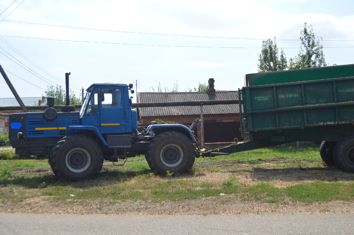 Фото автора. Август 2023. Т–150К с прицепом.