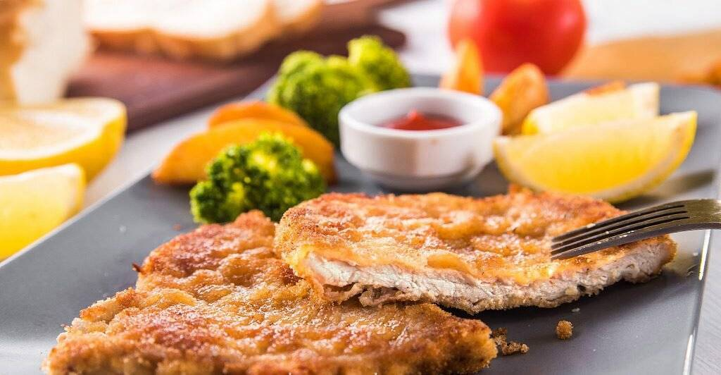 Венский шницель. Свиные отбивные в панировке. Куриные отбивные в панировке. Отбивные из куриных ножек. Шницель в панировке.