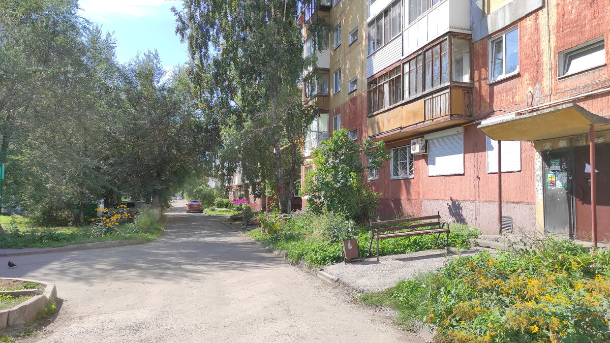 Позабавила однажды квартирка в Кемерово с псевдо-дизайнерским ремонтом. Шторка в спальне элегантно перекрывала только половину окна посередине - и это на первом этаже с видом на двор. Фото: Кирилл Полиенко/Polienko: путешествуем вдвоём