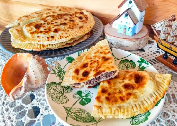 Чебуреки на сухой сковороде — вкусные «пирожки» с мясом из кухни крымских татар, которые называются янтык. Янтык готовят во многих странах Центральной Азии по-разному.