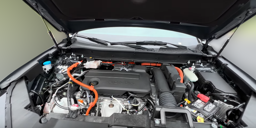 Подкапотное пространство вместе с гибридным двигателем, в оснащении Sport-L.