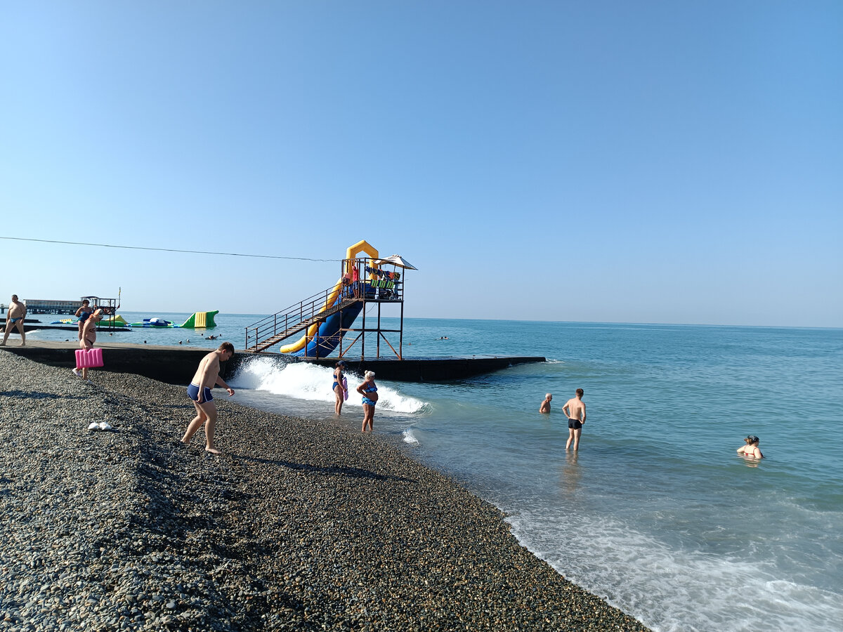 пляж в курортном городке все