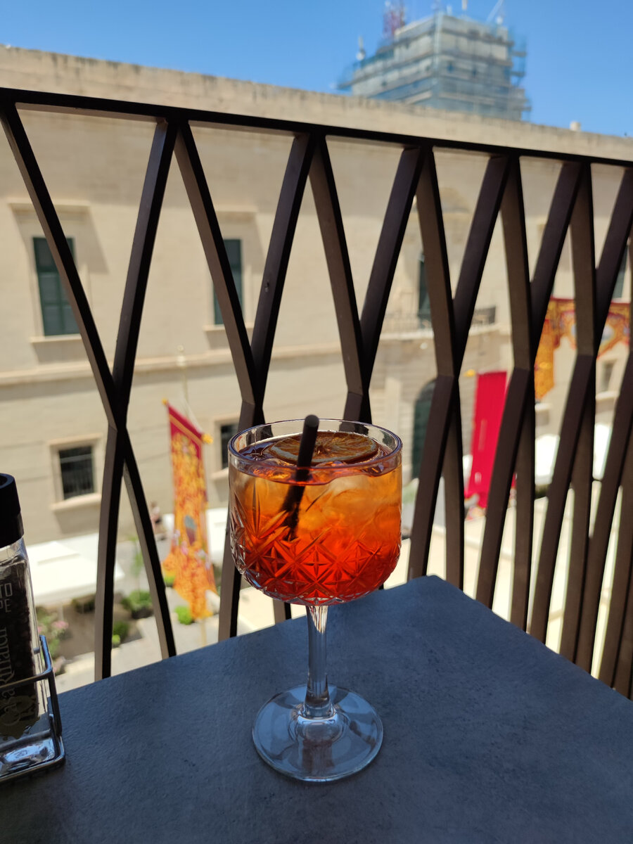 Апероль шпритц уже давно стал символом летнего мальтийского отдыха. Этот коктейль подают практически везде.