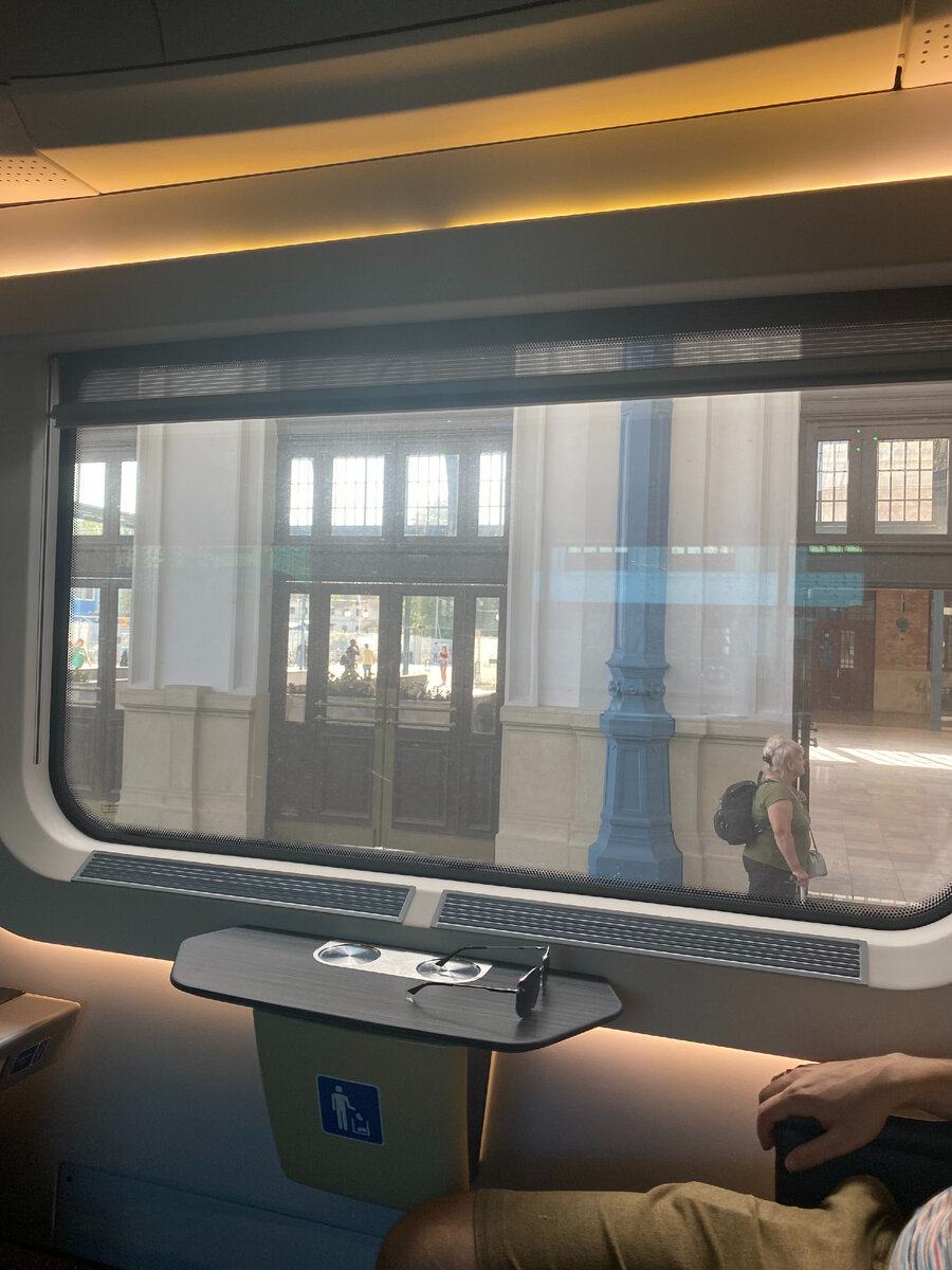 Видела, что в российских поездах тоже стали делать маленькие столики. 