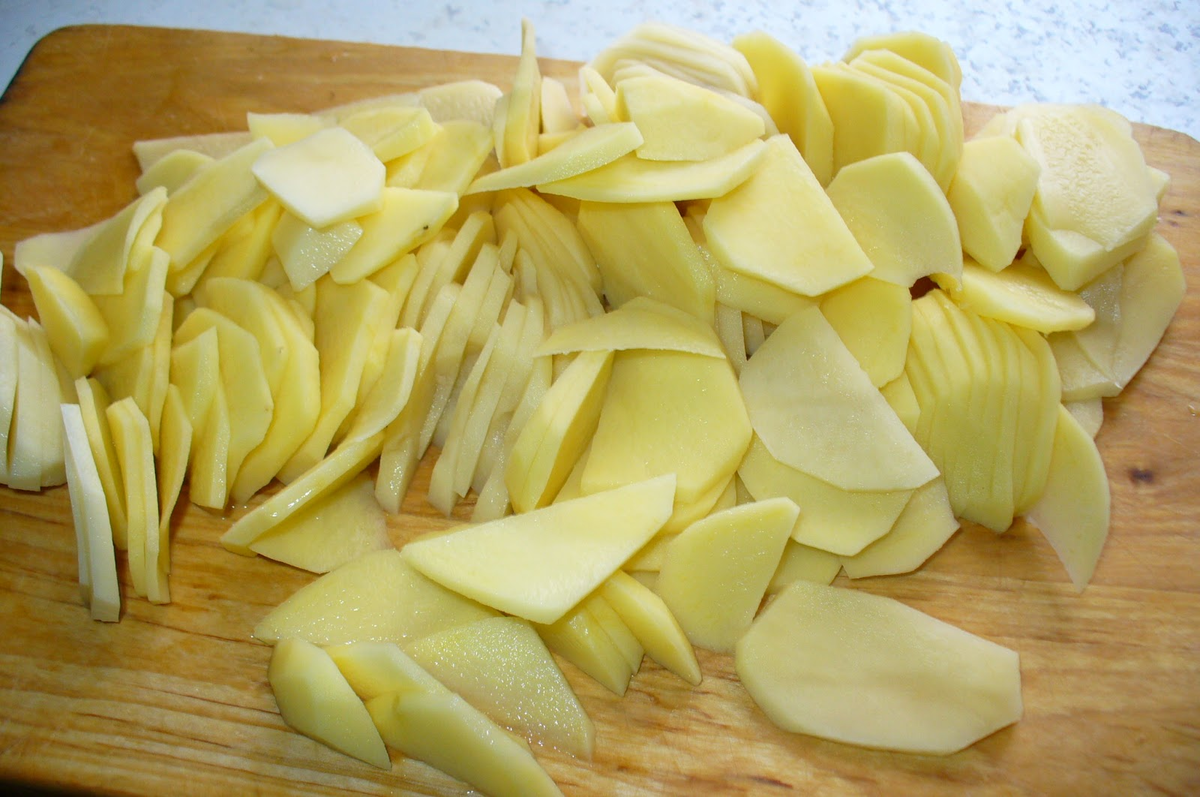 Картошка, нарезанная ломтиками.