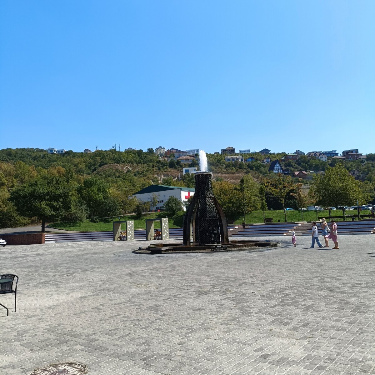 фонтан в виде бутылки шампанского перед главным входом