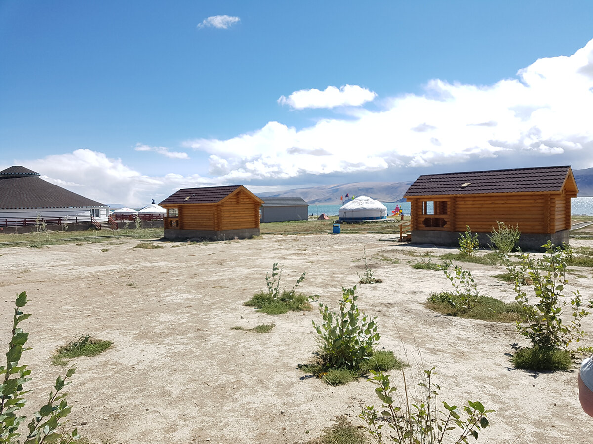 На озере мы увидели застроенную базу отдыха, в общем всё: все дикие заповедные углы остались, похоже, теперь уже точно позади. Мы сняли один из таких домиков.