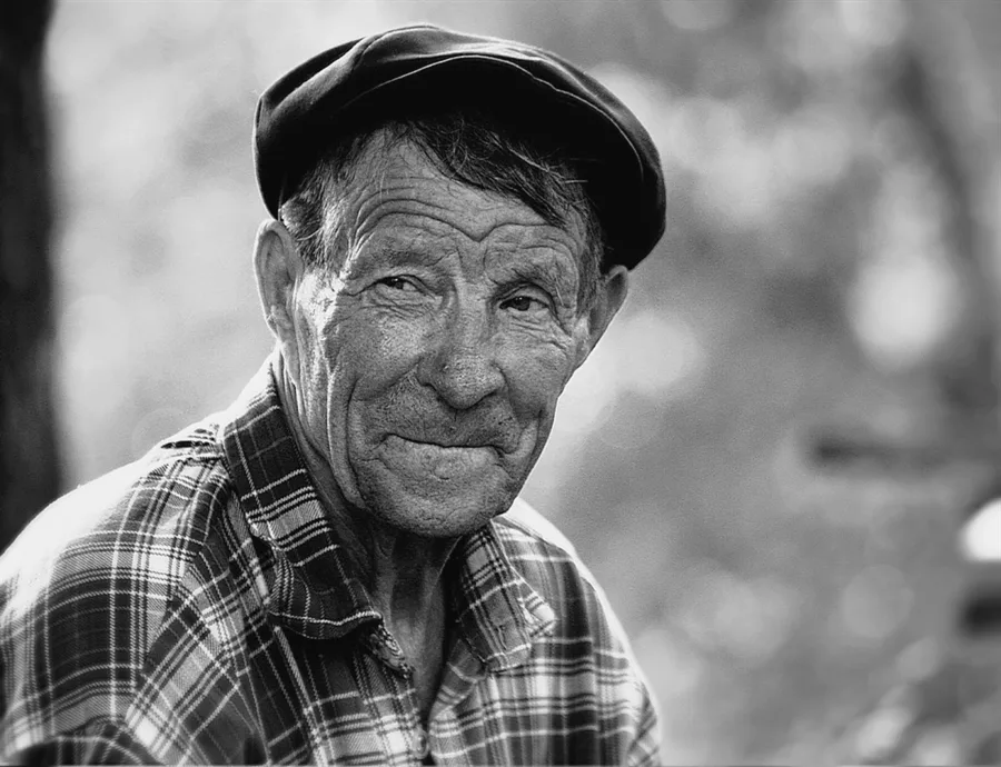 Фото старого деда. Деревенский дедушка. Старый дед. Деревенский мужик. Деревенский мужичок.