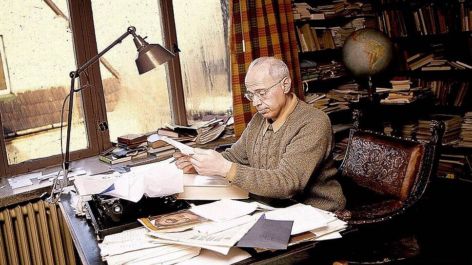    «Никто ничего не читает; если читает, ничего не понимает; если понимает, немедленно забывает»    
В 1946 году, после присоединения Львова к УССР, Лема, как и других поляков, репатриировали. В Кракове он предпринял вторую попытку выучиться на врача, но был отчислен из института за то, что на экзамене отказался отвечать на вопрос по теории академика Лысенко. После отчисления Лем устроился работать лаборантом в НИИ и начал писать стихи. Затем попробовал себя в прозаическом жанре — в 1946 году была напечатана его первая повесть «Человек с Марса». Затем он все же наконец закончил медицинский факультет Ягеллонского университета, но после успеха первых же романов окончательно оставил медицинскую карьеру, всецело посвятив себя литературе Reuters