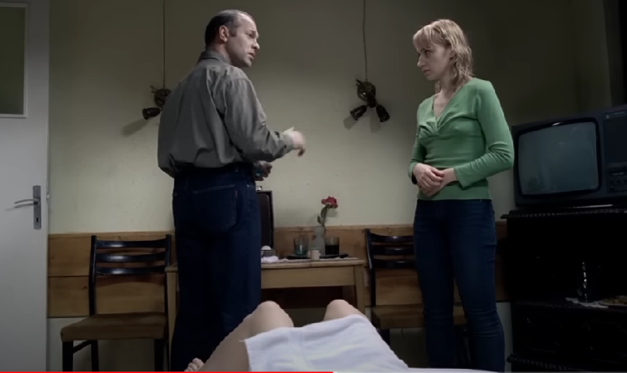 Девушки и врач в номере гостиницы, который удалось снять чудом