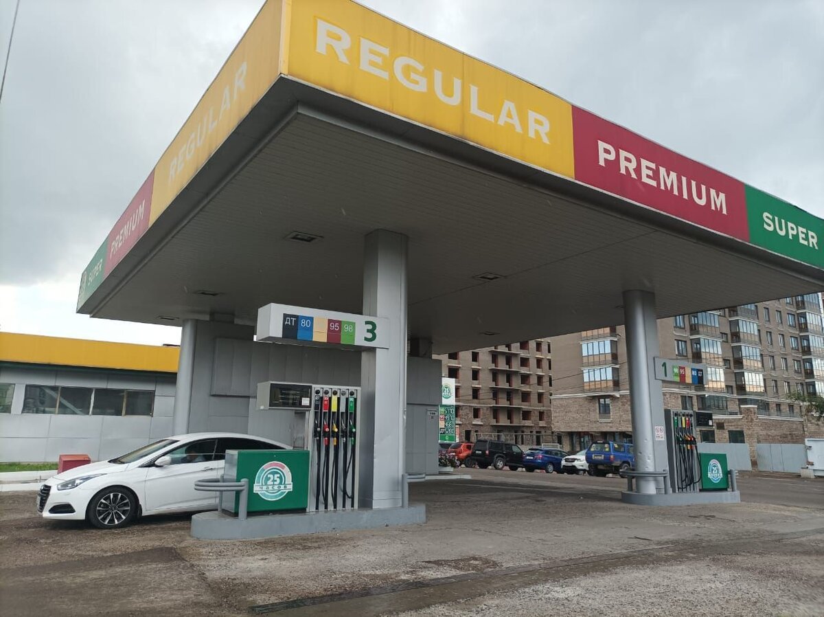     Перевозчики уже вынуждены собирать топливо по заправкам, чтобы автобусы смогли выйти в рейс