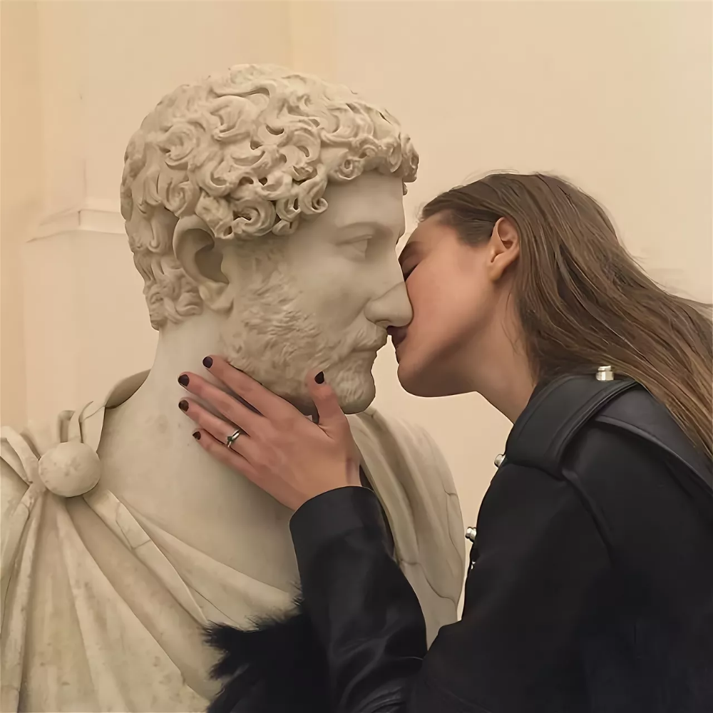 Греческий поцелуй. Андерсен Хендрик скульптор. Целует статую. Поцелуй со статуей. Статуя девушки.