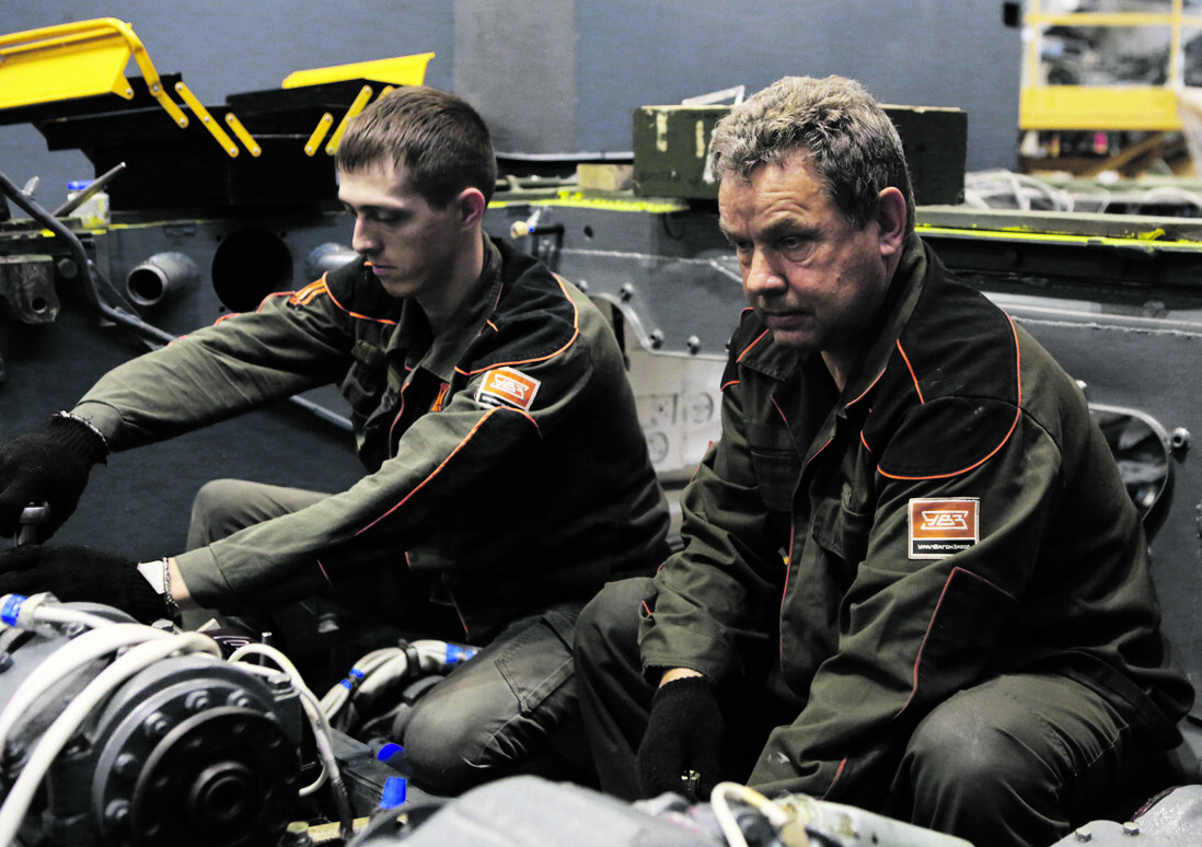 Слесари-сборщики Сергей Онохов и Василий Одиноков